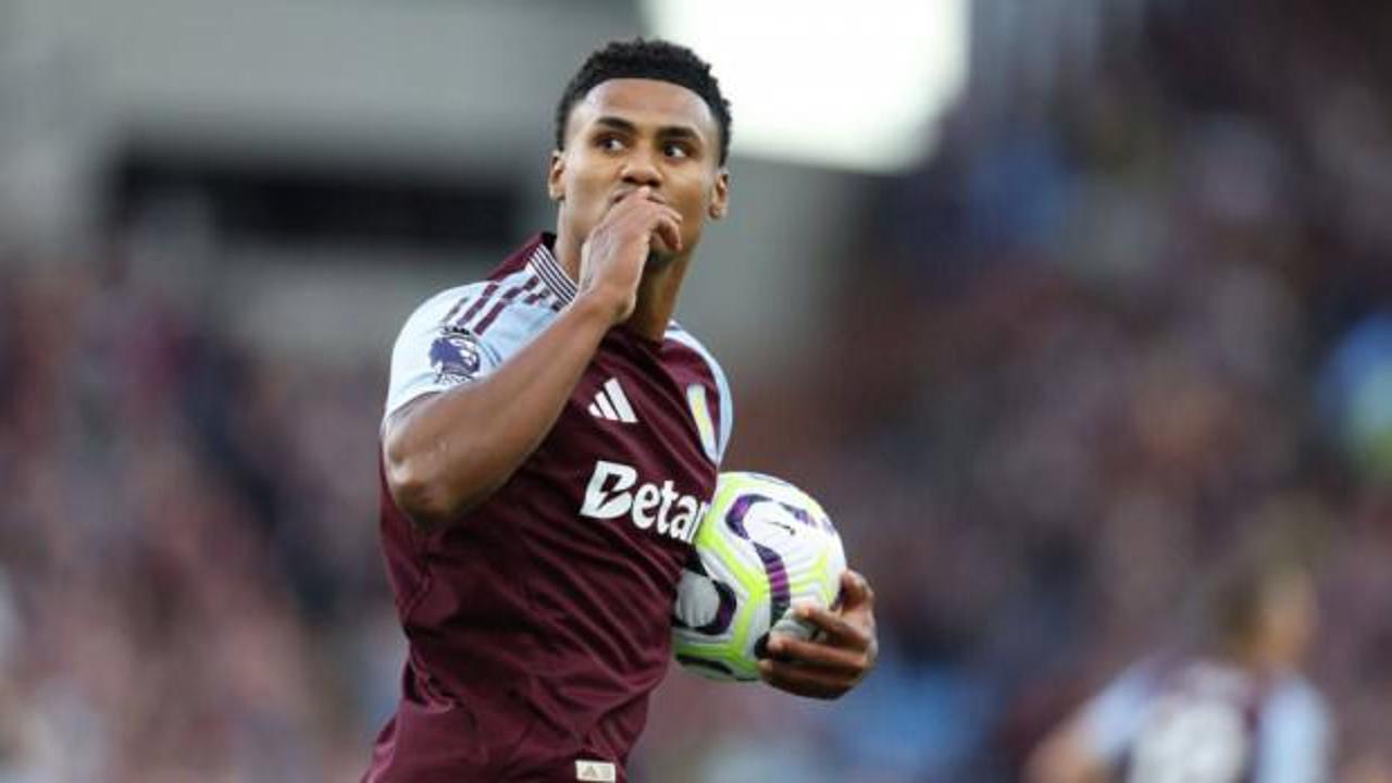 Fenerbahçe futbolcusu Ollie Watkins'e pas veriyor