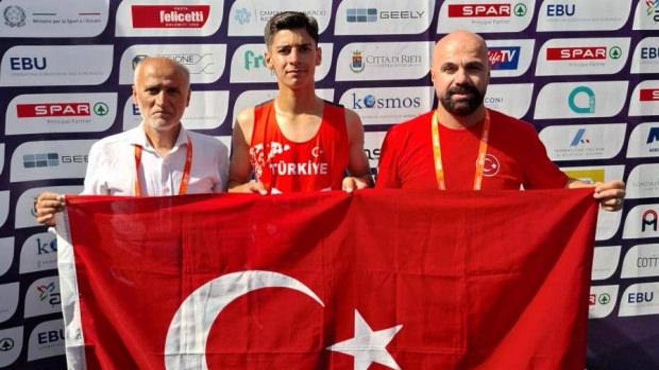 Milli atlet Abdulsamet Duman'ın 2000 metre su engelli yarışından bir görüntü.