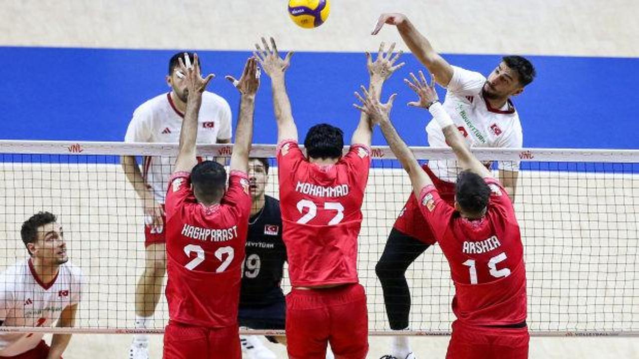 A Milli Erkek Voleybol Takımı oyuncuları sevinirken