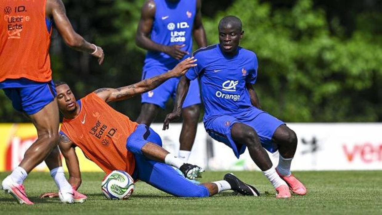 N'Golo Kante, Fransa Milli Takımı formasıyla sahada.