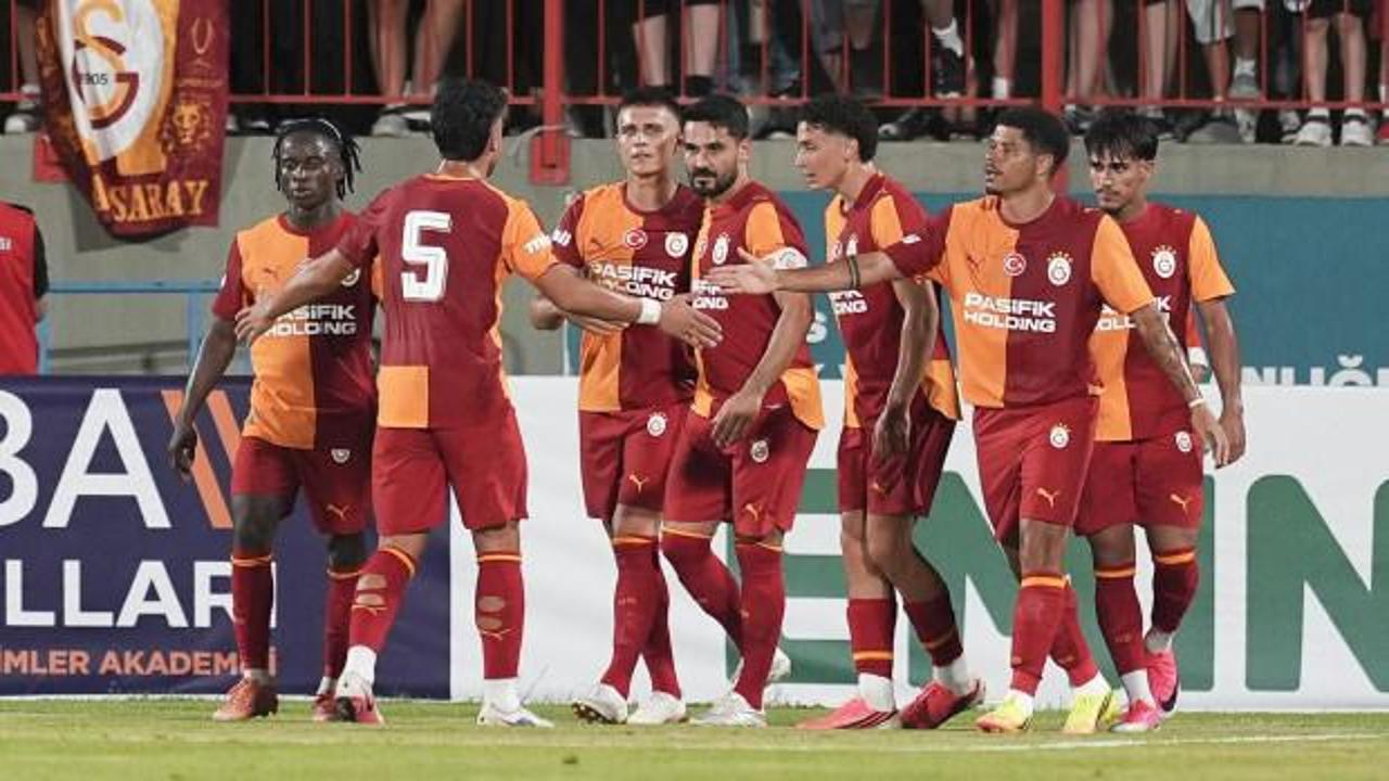 Galatasaraylı futbolcuların Ümraniyespor'a karşı oynadığı hazırlık maçından bir görüntü.