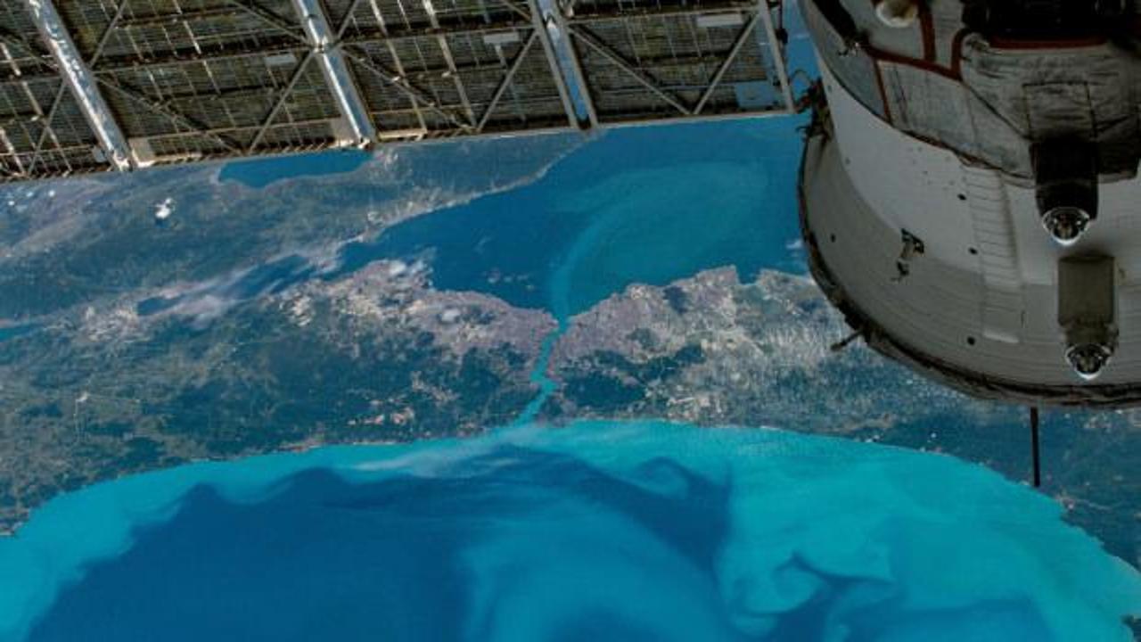 NASA'nın PACE uydusu tarafından çekilen, Karadeniz ve Marmara Denizi'ndeki turkuaz renkli fitoplankton yoğunluğunu gösteren uydu görüntüsü.