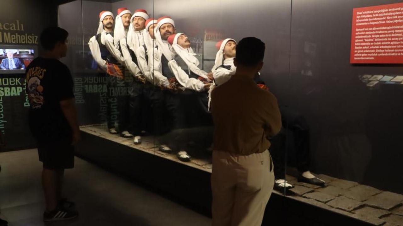 Sivas Şehir Müzesi'nde halay simülasyonu deneyimi yaşayan ziyaretçiler