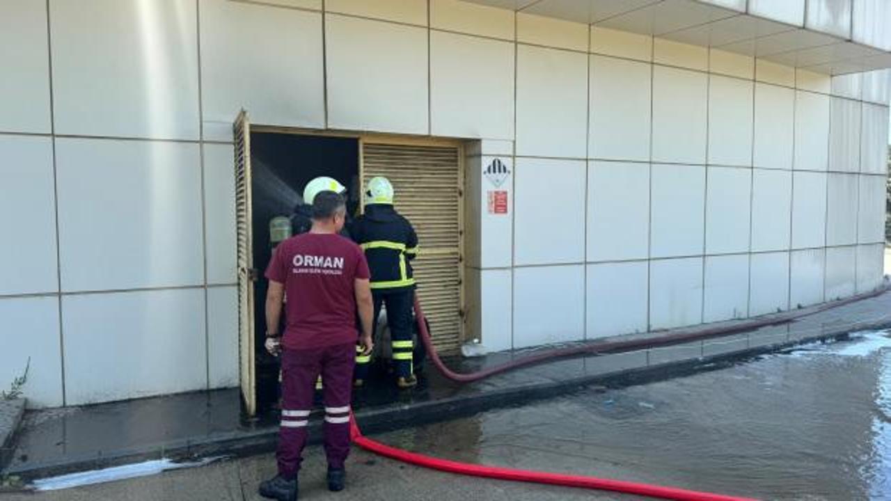 Ortaca Devlet Hastanesi'nin acil durum araçları ve itfaiye ekiplerinin olay yerindeki görüntüsü.