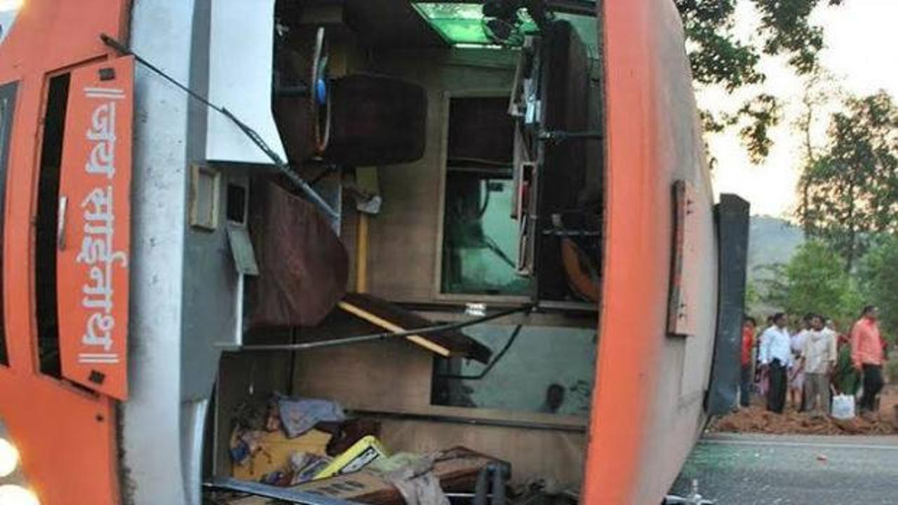 Hindistan'da meydana gelen otobüs kazası sonrası olay yeri incelemesi