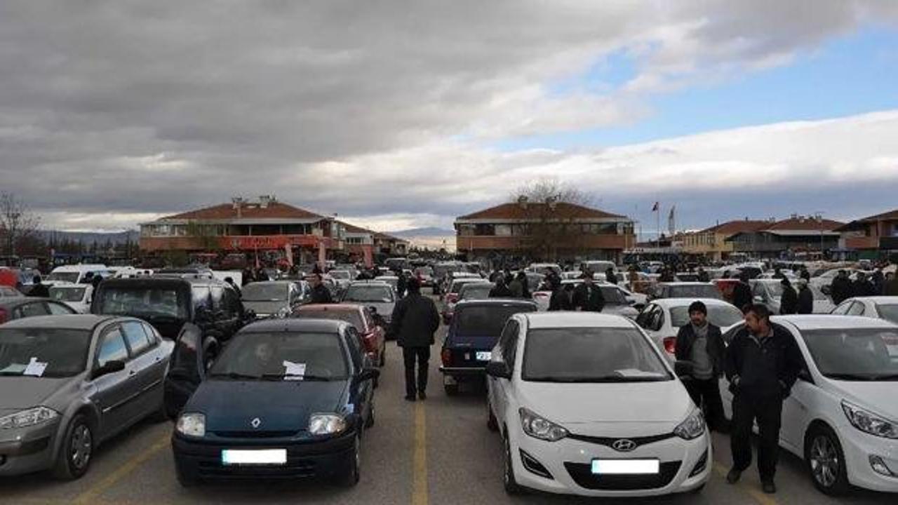 İkinci el otomobil piyasasında durgunluk yaşanıyor, ilan süreleri uzadı.