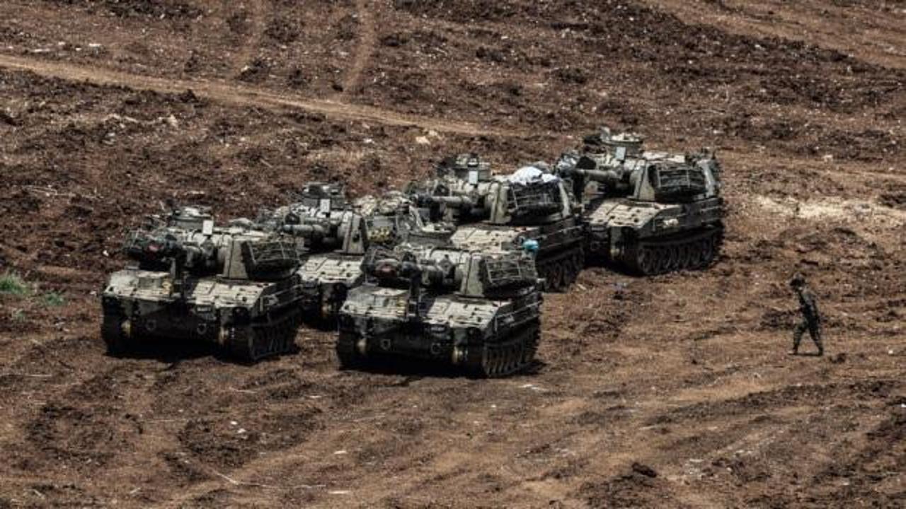 İsrail askeri araçları Suriye'nin Kuneytra bölgesine ilerliyor.