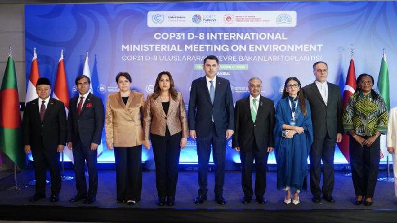 D-8 Ülkeleri COP31 Toplantısı'nda bakanlar ve temsilciler bir arada.