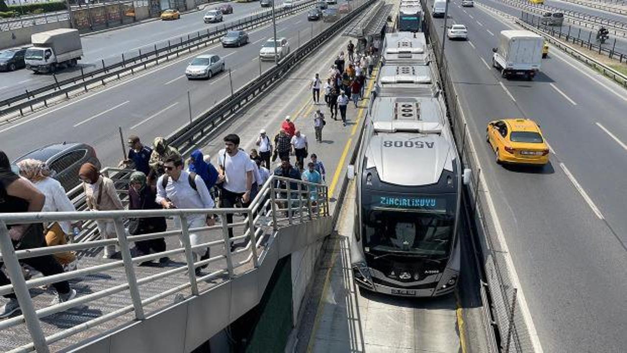 15 Temmuz Anma Koşusu nedeniyle metrobüs güzergahında yapılan değişikliği gösteren bir uyarı tabelası.