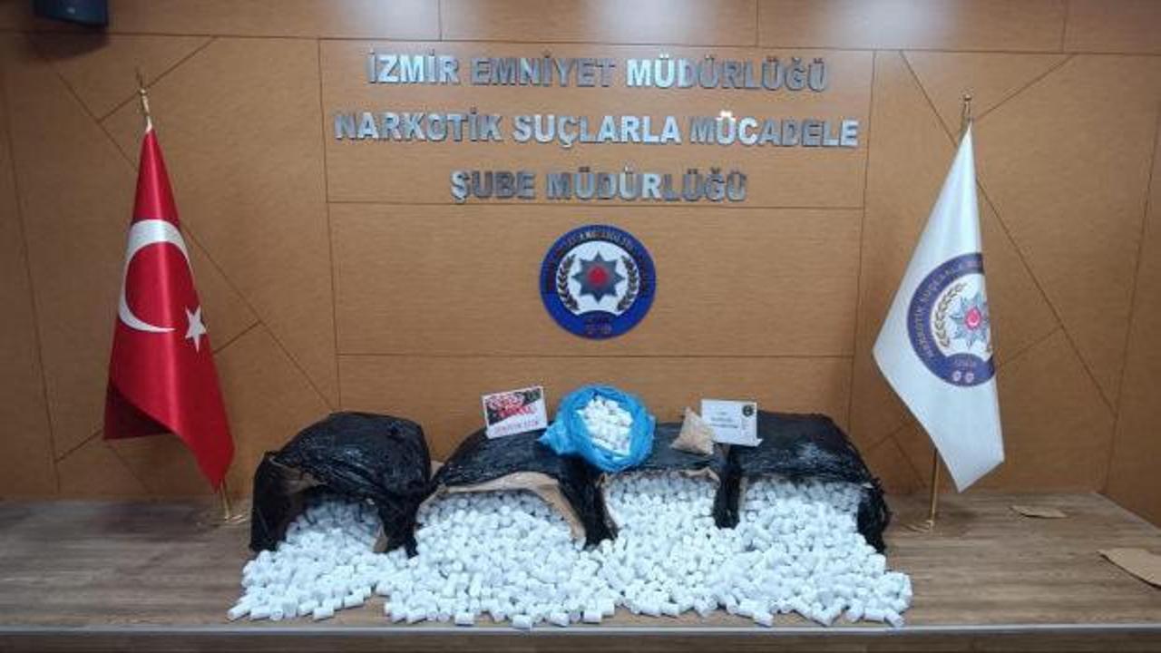 İzmir'de polis tarafından düzenlenen uyuşturucu operasyonunda ele geçirilen sentetik haplar.