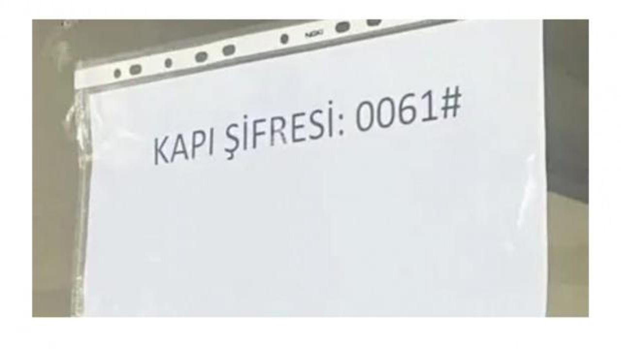 Apartman kapısı önünde duran bir kurye ve güvenlik önlemleriyle ilgili bir görsel.