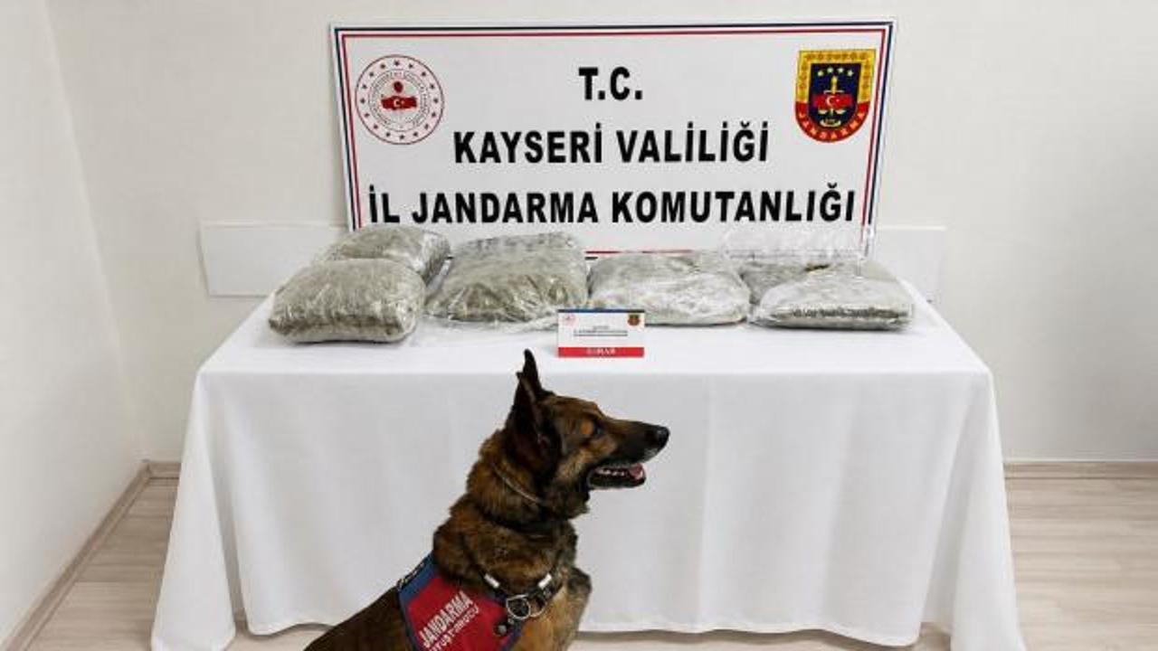 Kayseri'de durdurulan otomobilden uyuşturucu maddeler çıkıyor.