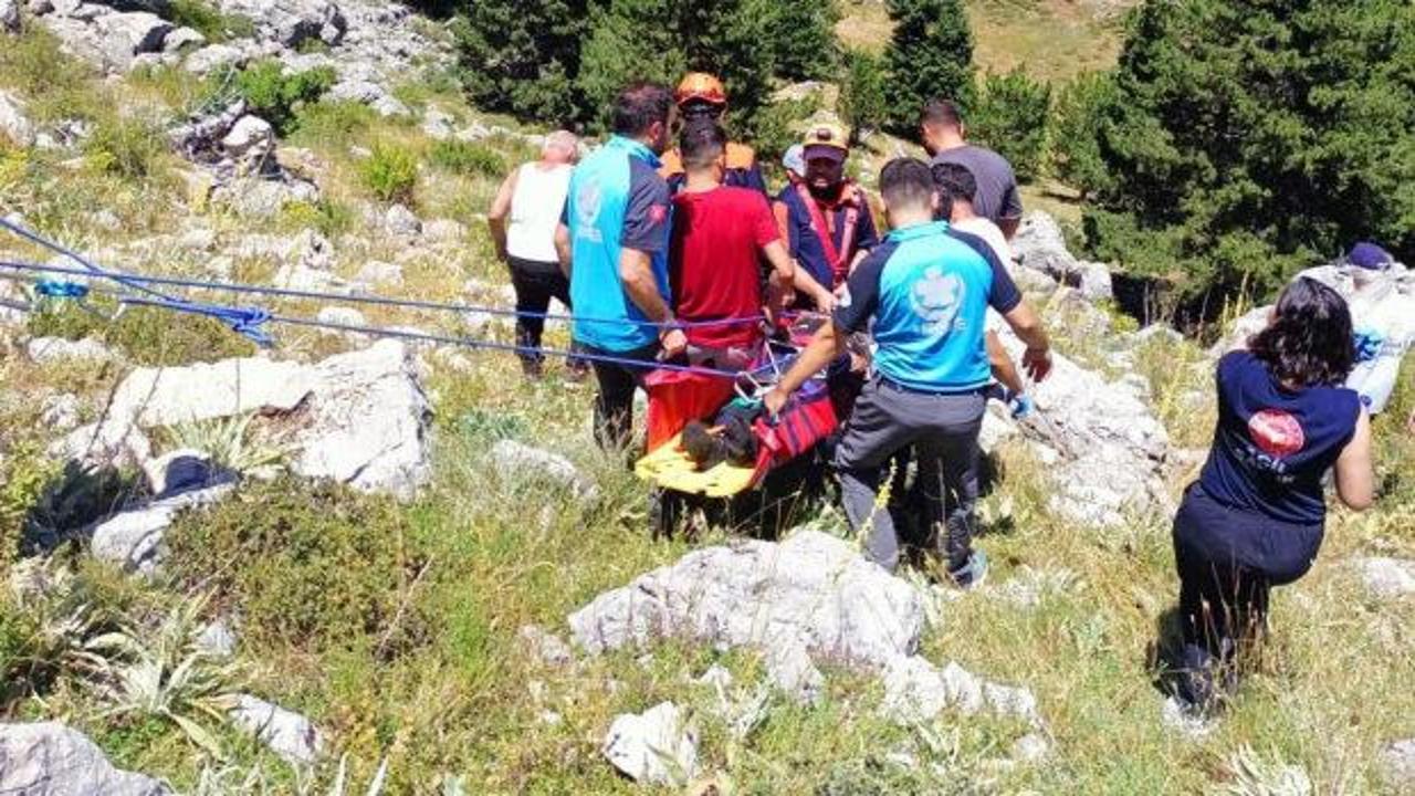 Seydişehir'de kekik toplarken kayalıklardan düşen yaralı vatandaşın kurtarılma anı