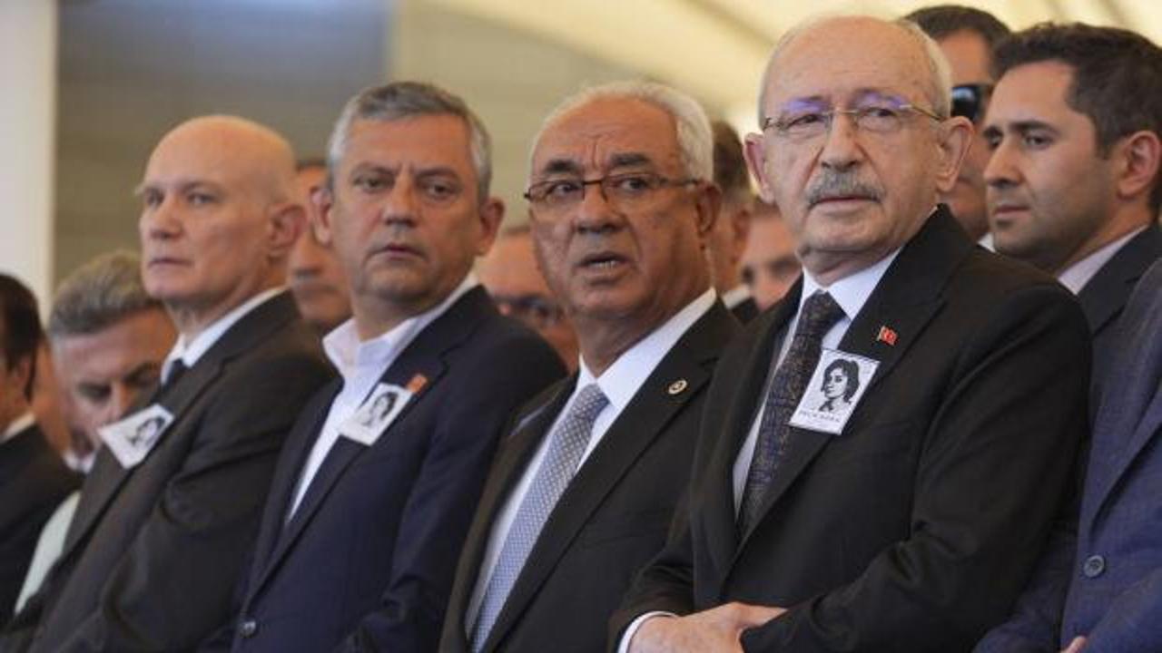 Kemal Kılıçdaroğlu ve Özgür Özel'in cenaze töreninde yan yana durduğu an.