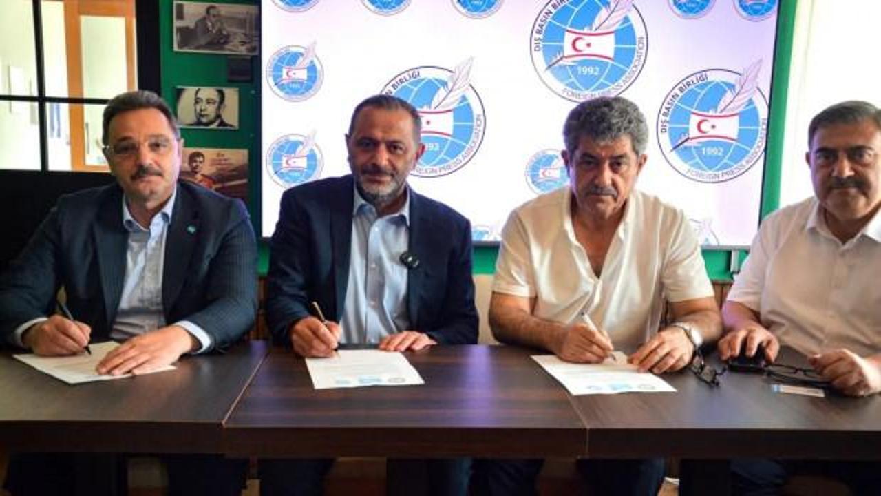 KKTC Dış Basın Birliği, TİMBİR ve TDGF temsilcileri iş birliği protokolünü imzalarken çekilmiş bir fotoğraf.