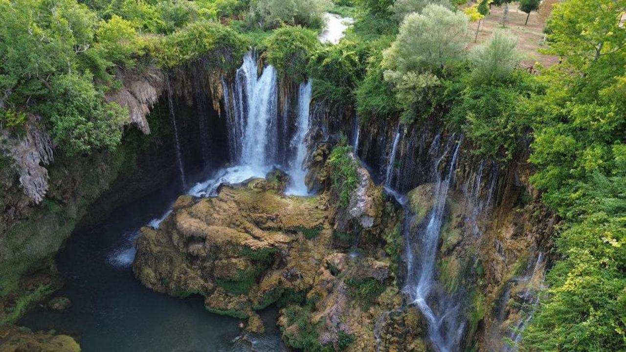 Konya'nın Ermenek ilçesinde bulunan Yerköprü Şelalesi'nin turkuaz renkli suyu ve yemyeşil çevresi.