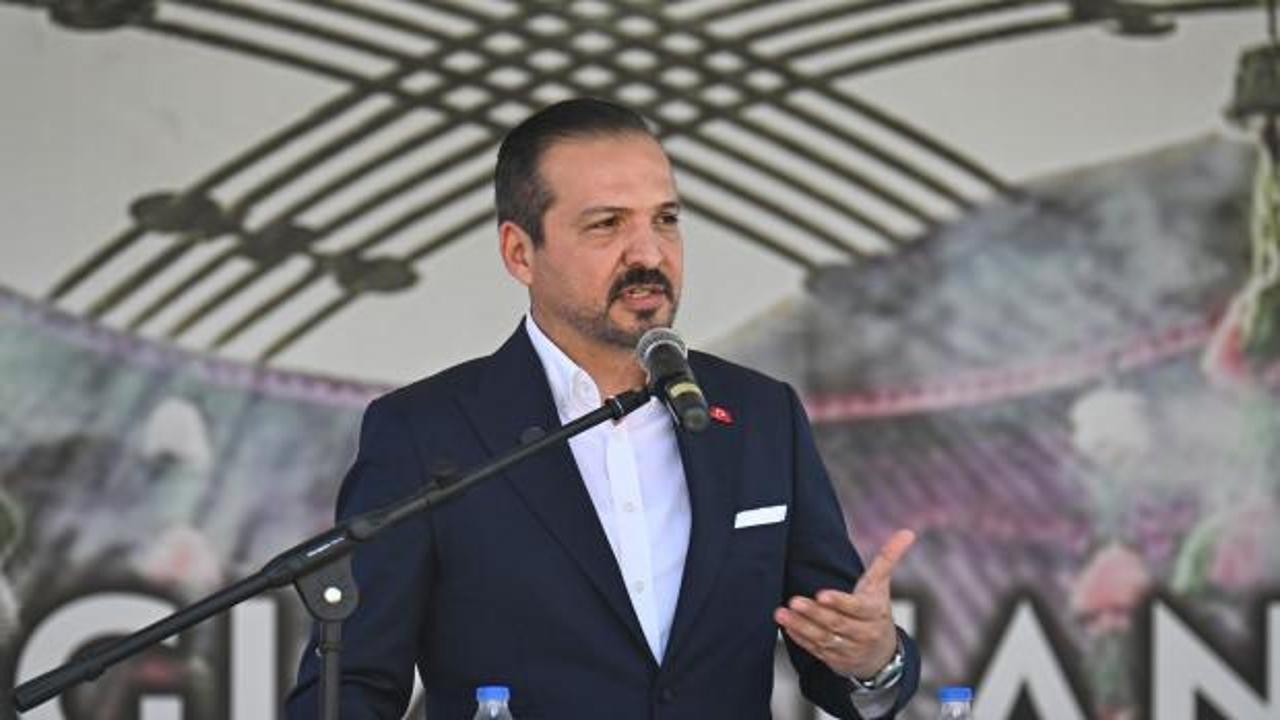 Kürşad Zorlu'nun Van'ın Ulupamir Mahallesi'ndeki etkinlikte konuşma yaparken çekilmiş fotoğrafı.