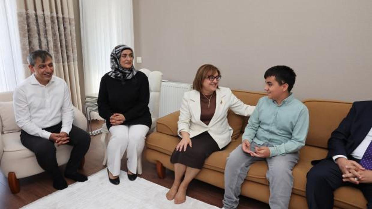 LGS birincilerine Fatma Şahin'den şampiyonlara yakışır &ouml;d&uuml;l!