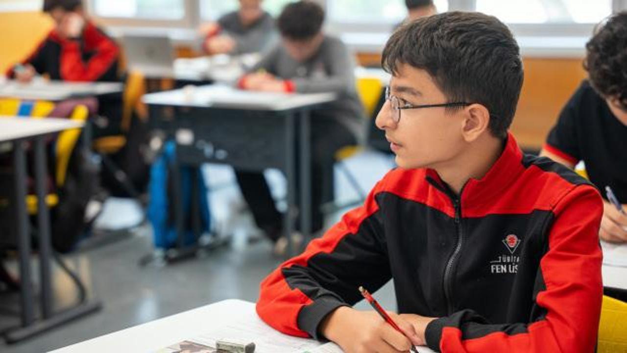 TÜBİTAK Fen Lisesi binası ve öğrencileri
