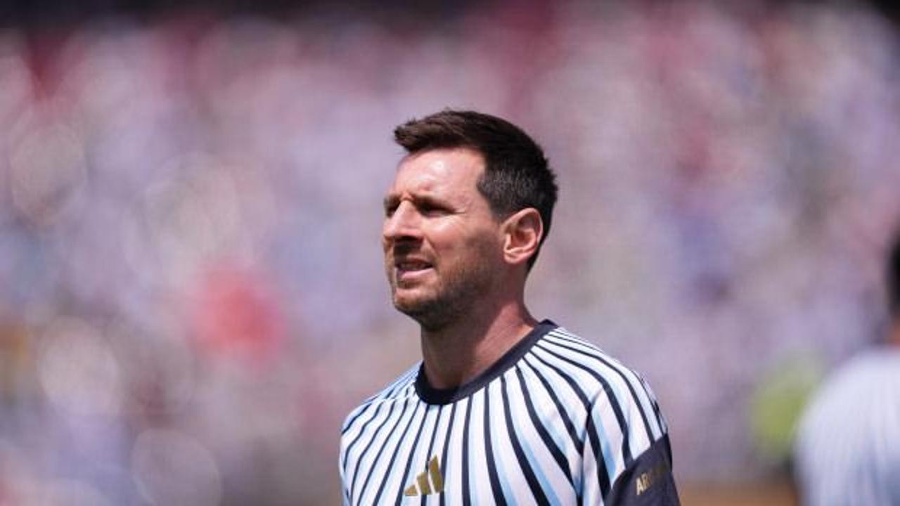 Lionel Messi Dünya Kupası finalinde top sürerken