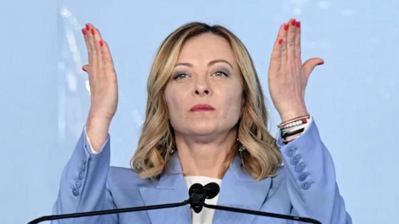 İtalya Temsilciler Meclisi binası ve milletvekilleri.
