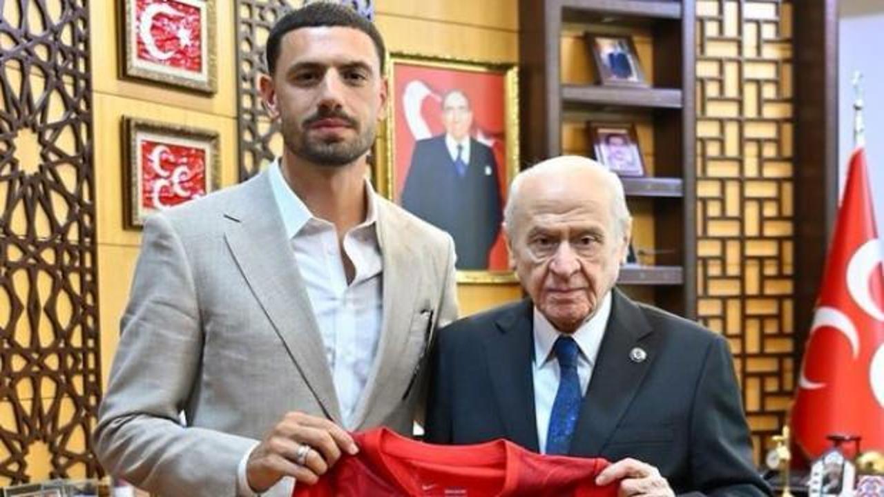 Merih Demiral, Devlet Bahçeli ve diğer siyasetçilerle bir aradayken çekilmiş fotoğraf.