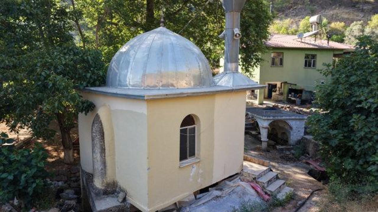 Mersin'in Anamur ilçesinde bulunan, çınar ağaçları ve dere kenarında yer alan 9 metrekarelik küçük cami.
