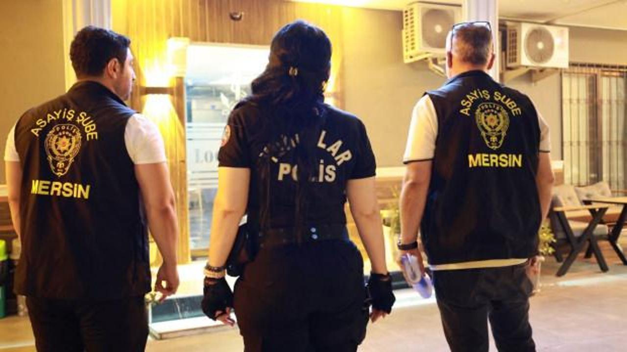 Mersin'de polis ekiplerinin konaklama tesisleri ve kiralık araç firmalarına yönelik denetimlerinden görüntü.