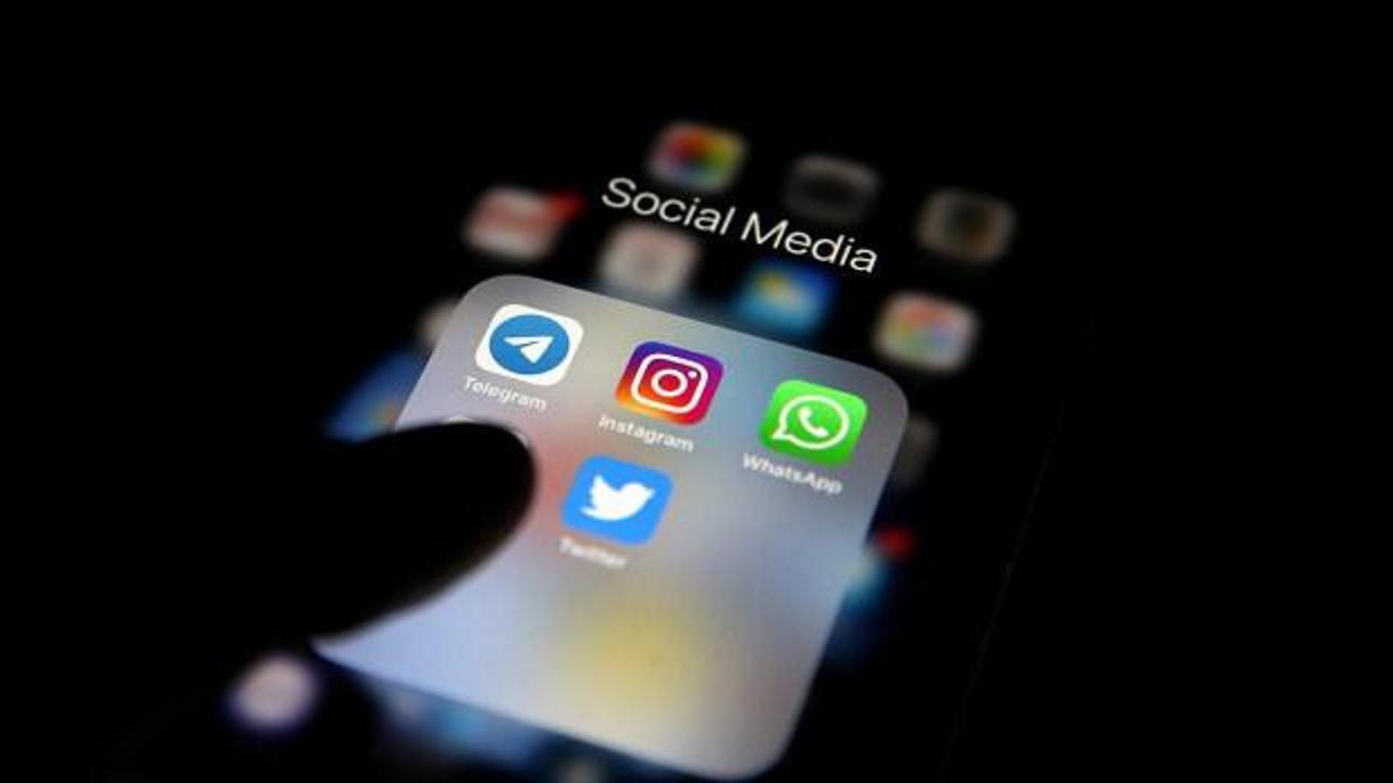 İngiltere bayrağı önünde akıllı telefon ekranında sosyal medya uygulamaları logosu.