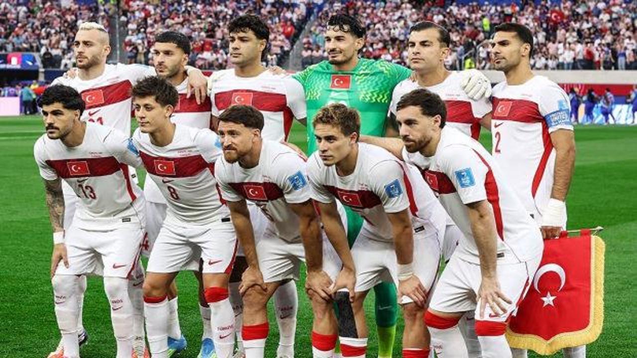 Milli futbolcu Zeki Çelik'in Juventus formasıyla çekilmiş fotoğrafı.