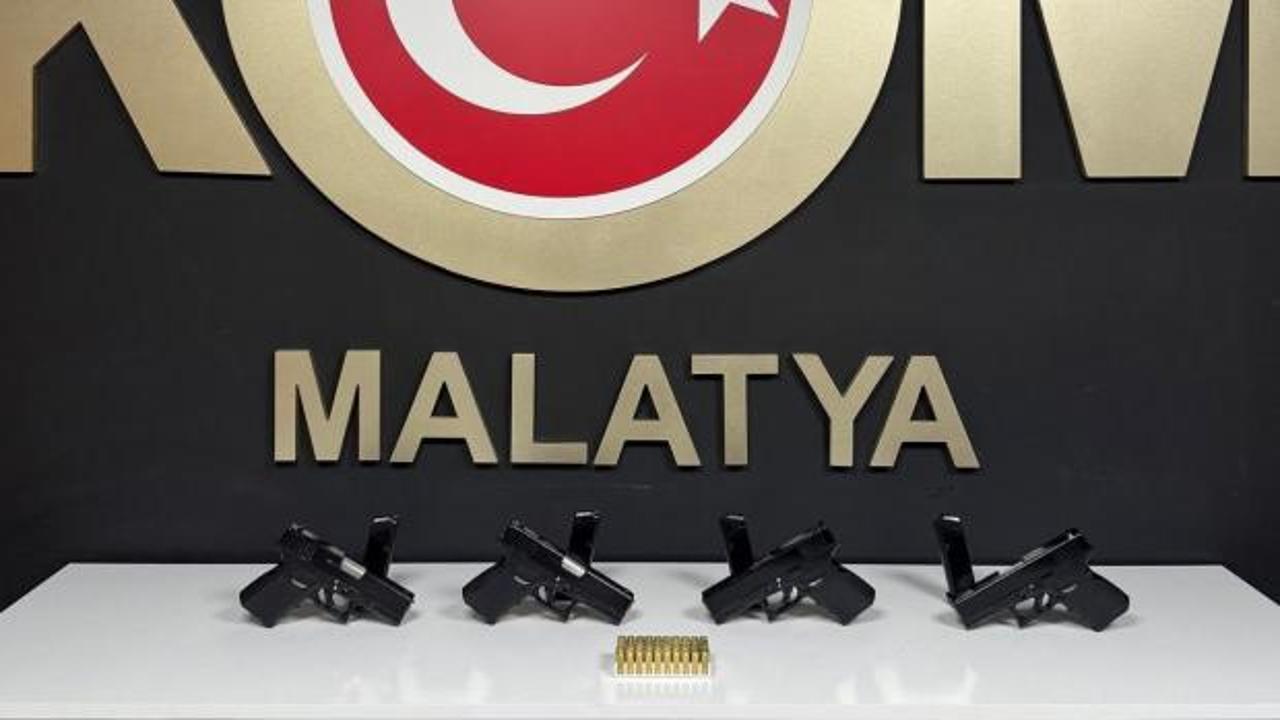 Malatya'da polis tarafından düzenlenen silah kaçakçılığı operasyonunda ele geçirilen silahlar ve mühimmat.