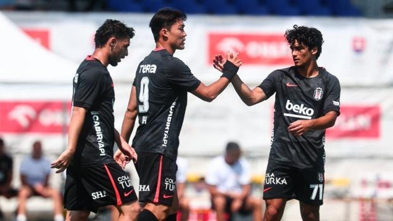 Beşiktaş futbol takımı oyuncuları sahada mücadele ederken