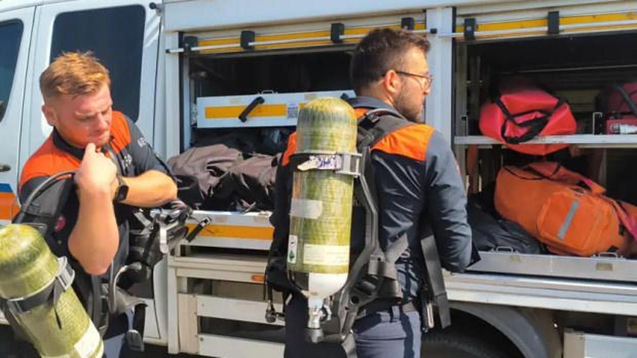 Antalya'da bir otel odasında gerçekleşen şüpheli ölüm sonrası AFAD ekiplerinin inceleme yapması.