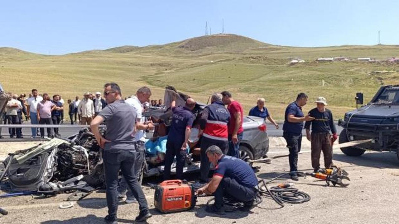 Otomobil kağıt gibi ezildi: 2 &ouml;l&uuml;, 1 yaralı!
