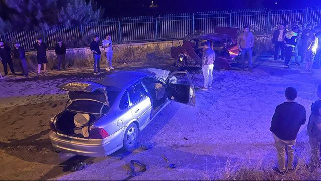 Sivas'ta iki otomobilin karıştığı trafik kazası sonrası olay yeri.