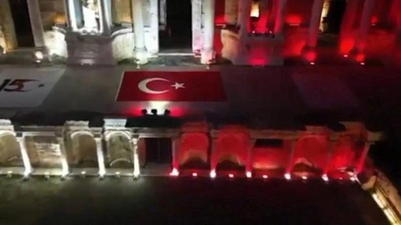 Pamukkale ve Hierapolis Antik Kenti'nin kırmızı ve beyaz ışıklarla aydınlatılmış görüntüsü.