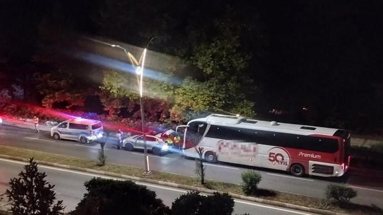 Zonguldak'ta alkollü otobüs şoförünün polis aracına çarptığı kazanın ardından olay yeri incelemesi yapılıyor.