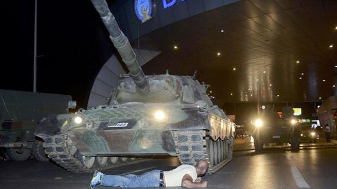 15 Temmuz darbe girişiminde Boğaziçi Köprüsü'nü kapatan tanklar ve halkın direnişi.