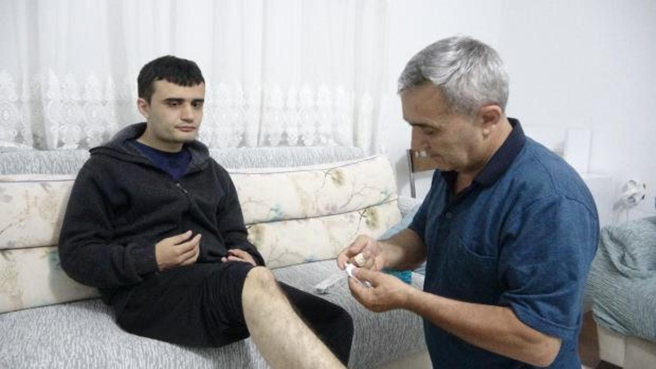 Isparta'da otizmli oğlunu gezdiren baba ve oğul, çoban köpeklerinin saldırısı sonucu yaralandı.