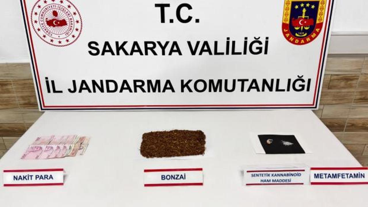Sakarya'da uyuşturucu operasyonunda ele geçirilen maddeler.