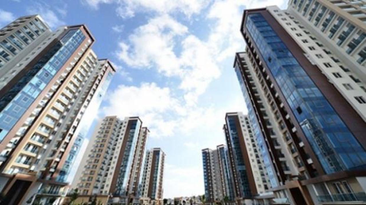 Türk bayrağı önünde yabancıların gayrimenkul aldığı bir sahne.