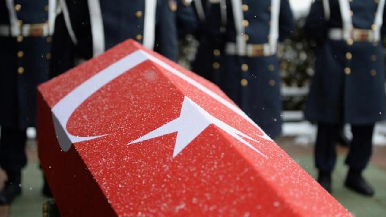 Kamusal alanda bir cadde tabelası üzerinde şehit ismi yazılı.
