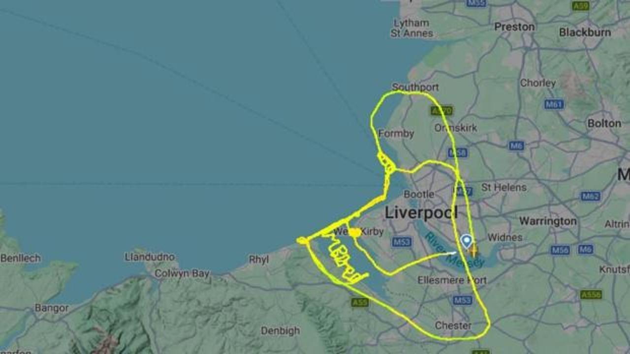 Pilotun gökyüzüne çizdiği 'Sıkıldım' yazısı ve uçuş rotası Flightradar24'te görüntülendi.