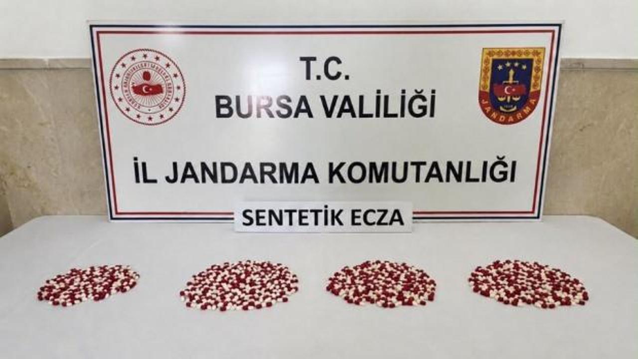 Bursa'da jandarmadan uyuşturucu operasyonu: Evden bin 98 adet sentetik ecza &ccedil;ıktı!
