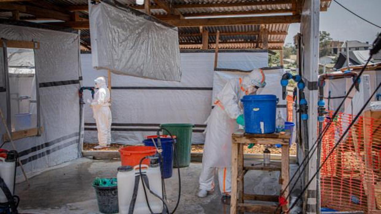 Kongo Demokratik Cumhuriyeti'nde Ebola salgınına ilişkin harita veya sağlık çalışanlarını gösteren bir görsel.