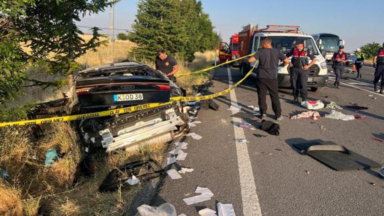 Kaza yapan otomobil ve olay yeri incelemesi yapan ekipler