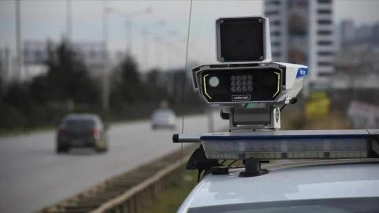 Yaz tatilinde artan trafik yoğunluğu nedeniyle radar denetimlerinin sıkılaştırıldığına dair görsel.