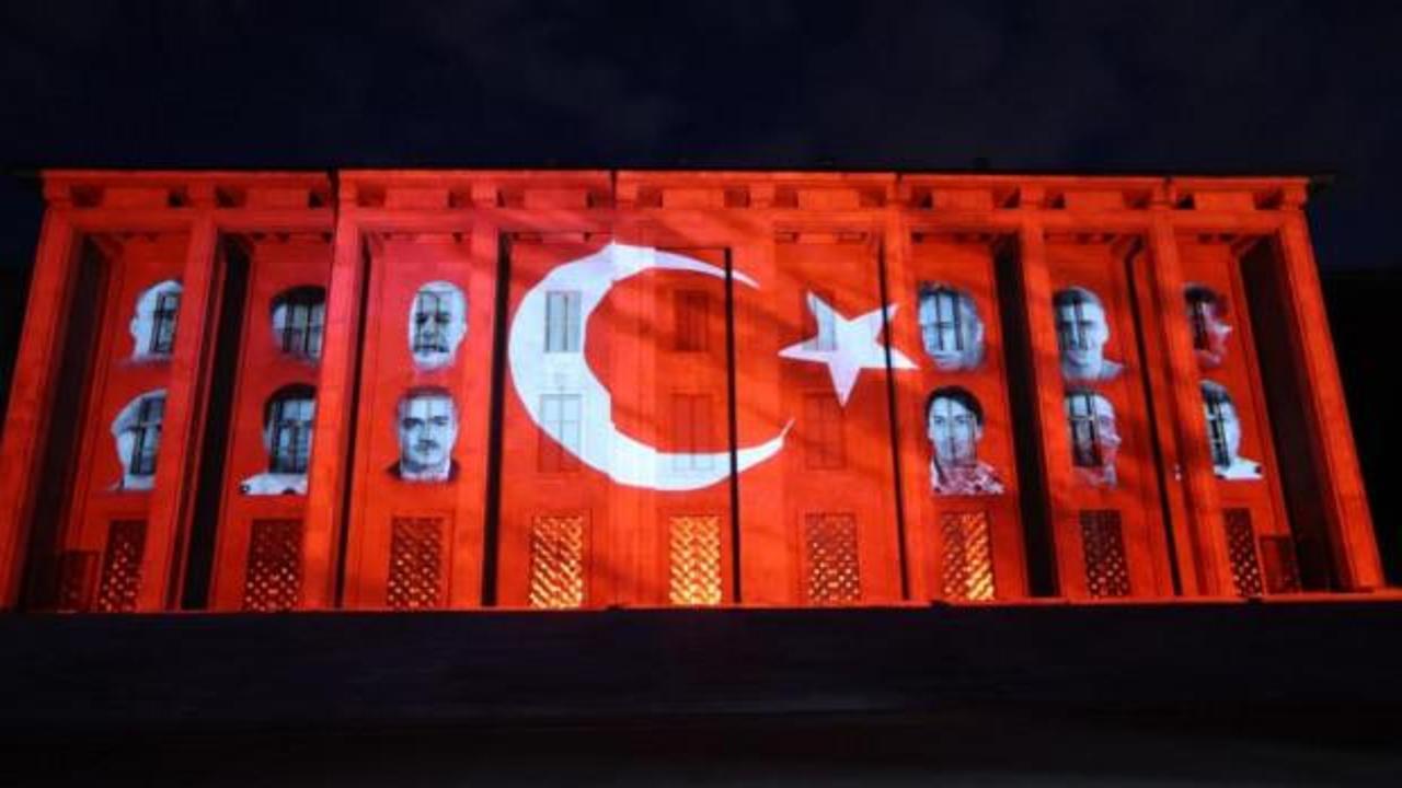 TBMM binasına yansıtılan 15 Temmuz şehitlerinin fotoğrafları ve Türk bayrağı