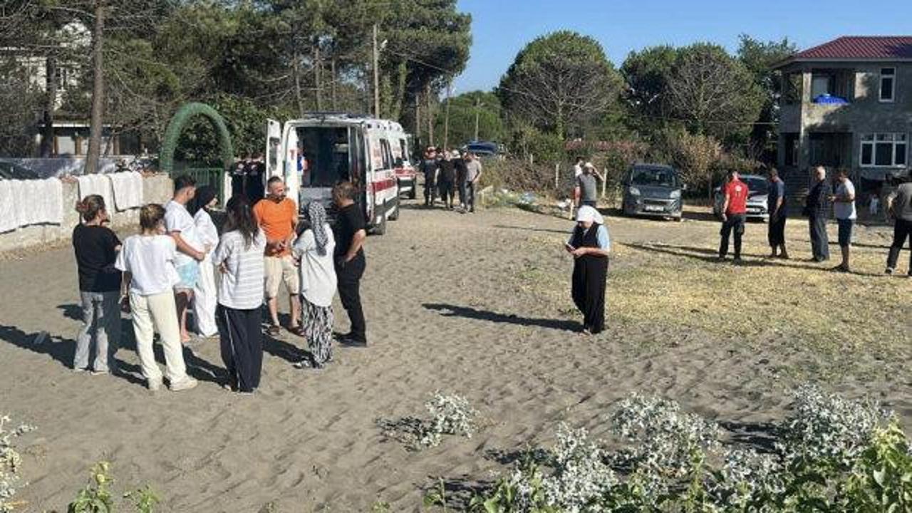 Samsun'da denizde alabora olan tekneden kurtarılan kişilerin karaya çıkarılması.
