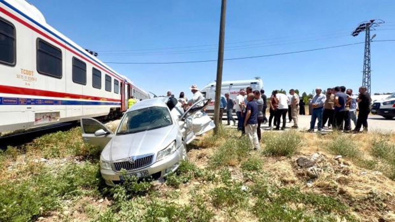 Muş'ta hemzemin geçitte trenin otomobile çarpması sonucu oluşan kaza yeri.